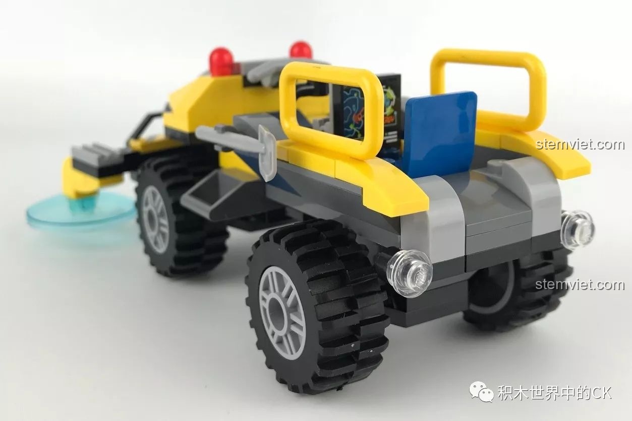 Phần đuôi xe Sona Explorer 2401, ghế ngồi và tay vịn của bộ lắp ghép Xe Thăm Dò Tinh Thể Kyanite Squad.