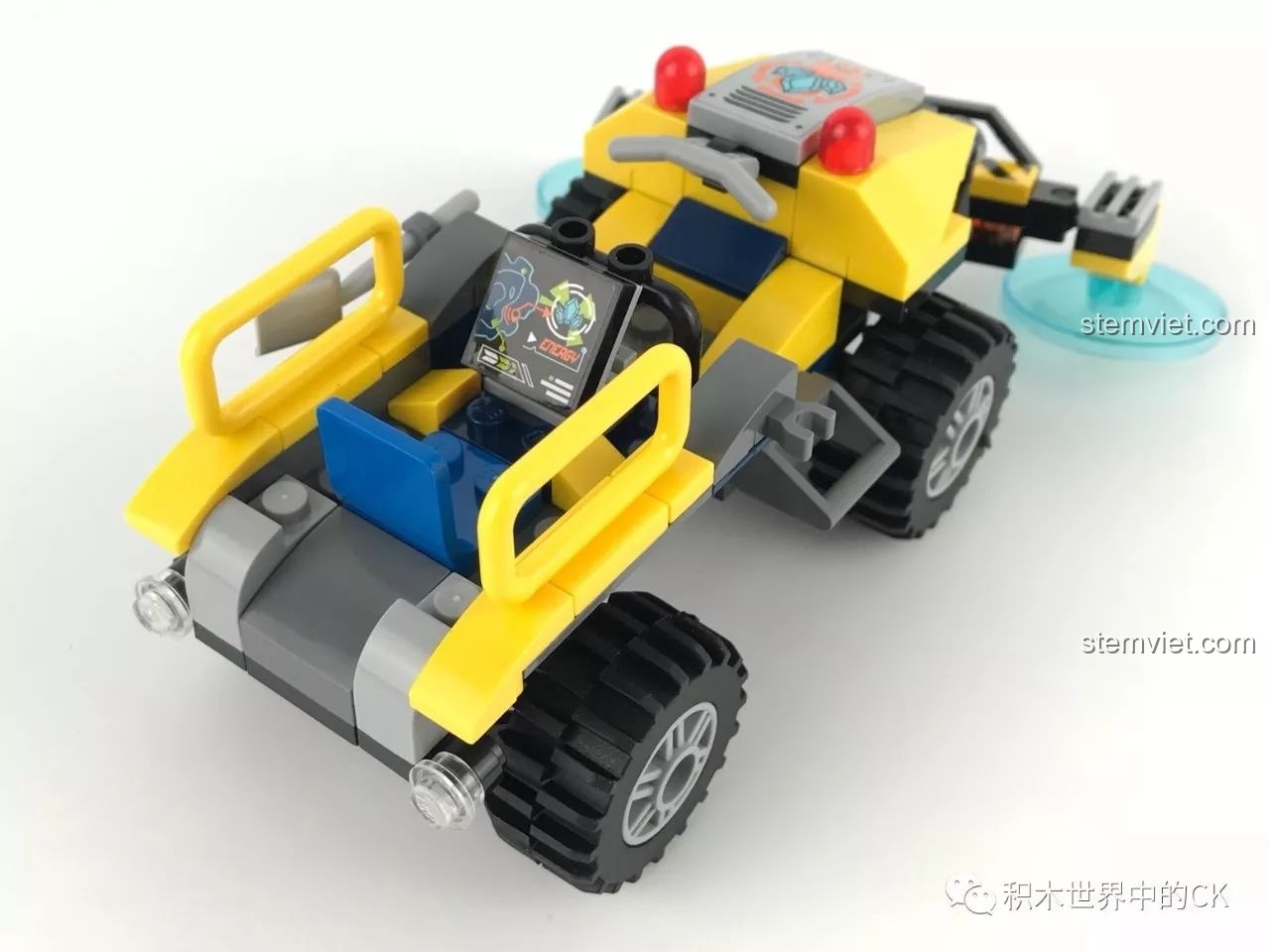 Khoang lái xe Sona Explorer 2401, bảng điều khiển của bộ lắp ghép Xe Thăm Dò Tinh Thể Kyanite Squad.