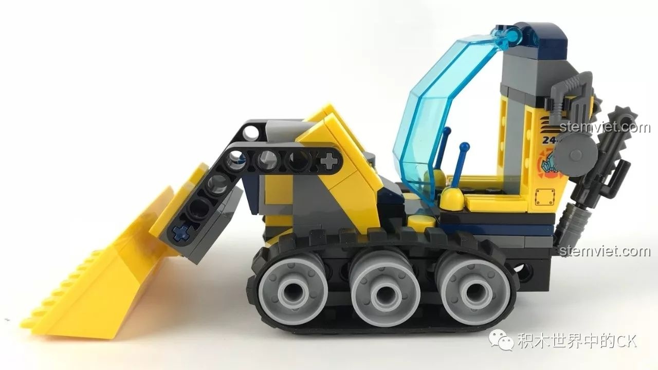 Phần đuôi xe Trailblazer 2402 với hai máy nghiền đá, bộ lắp ghép Xe Khai Thác Tinh Thể Kyanite Squad.