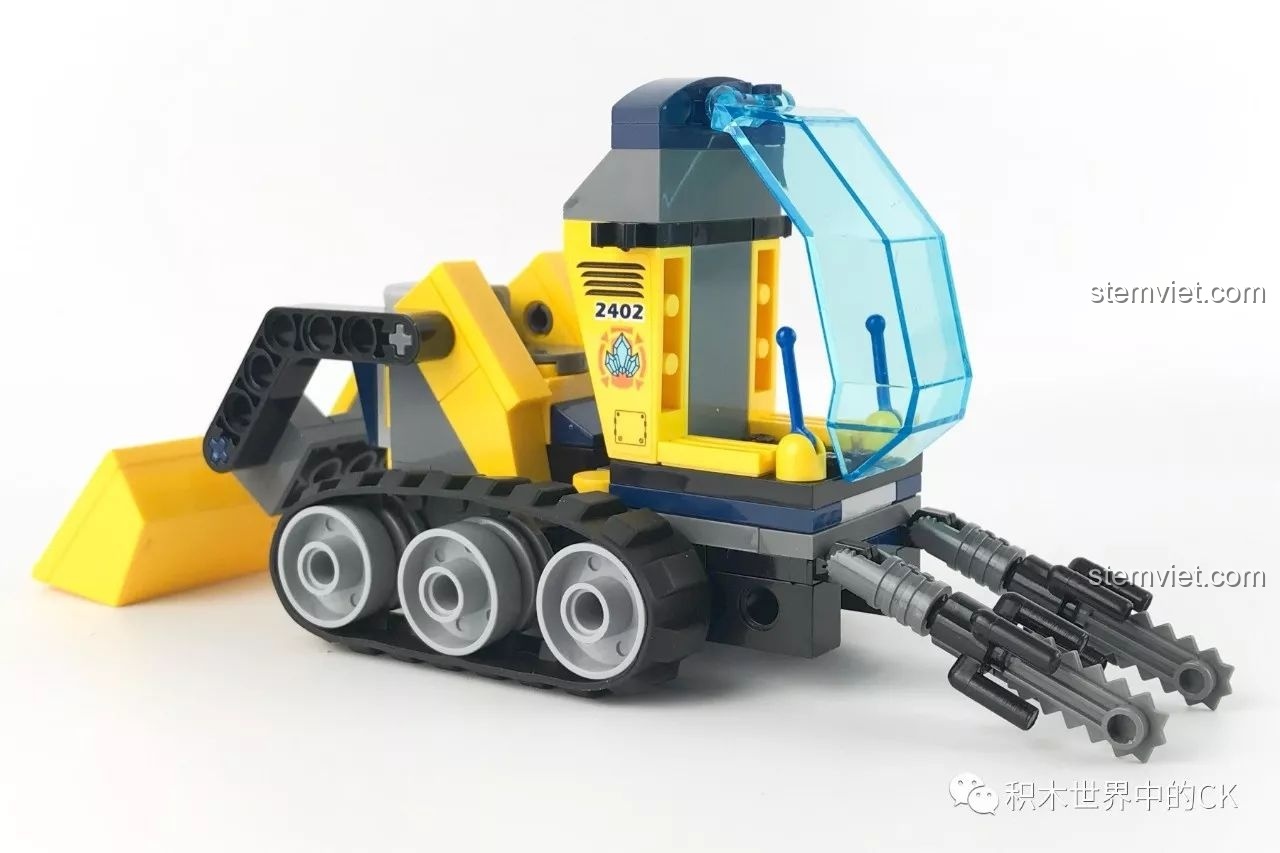 Toàn cảnh bộ lắp ghép Xe Khai Thác Tinh Thể Kyanite Squad 2402 với xe, minifigure và phụ kiện.