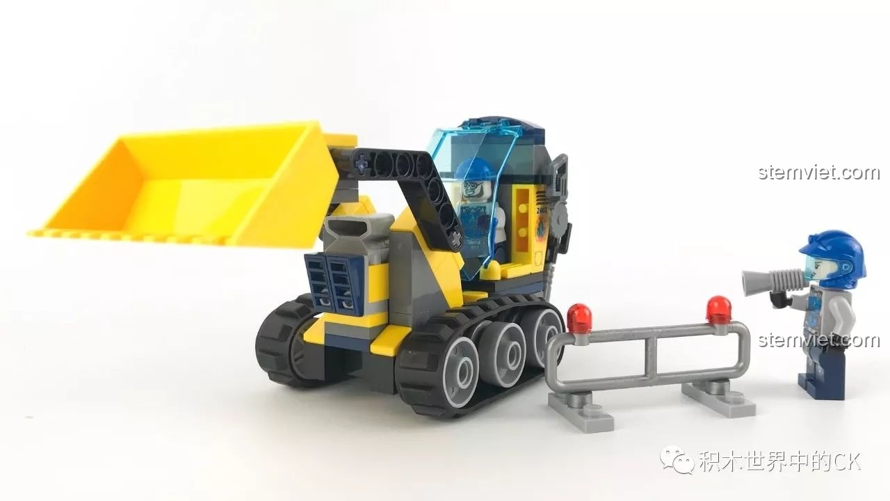 Mở hộp bộ lắp ghép Xe Phá Đá Tiên Phong Kyanite Squad 2403, các mảnh ghép và sách hướng dẫn.