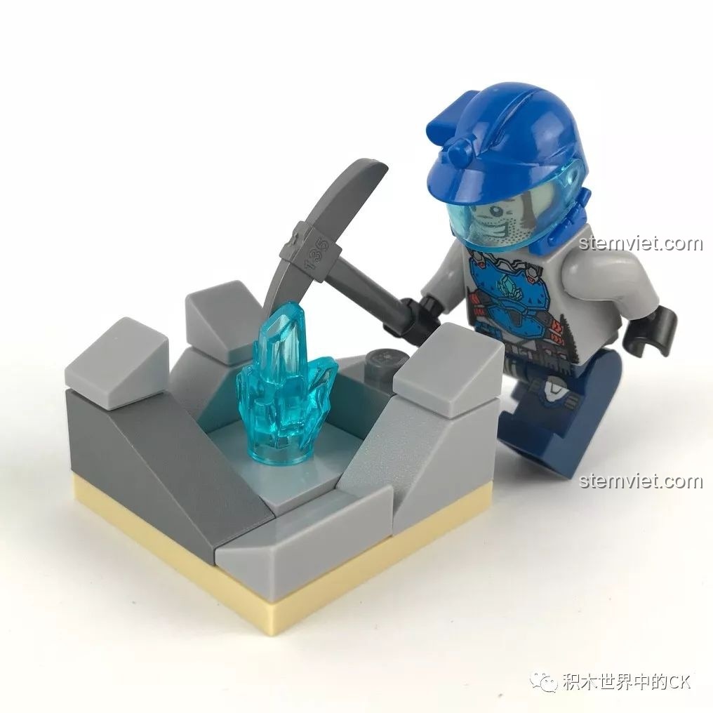 Thân xe Rock Breaker Pioneer 2403 nhìn từ bên hông, bộ lắp ghép Xe Phá Đá Tiên Phong Kyanite Squad.