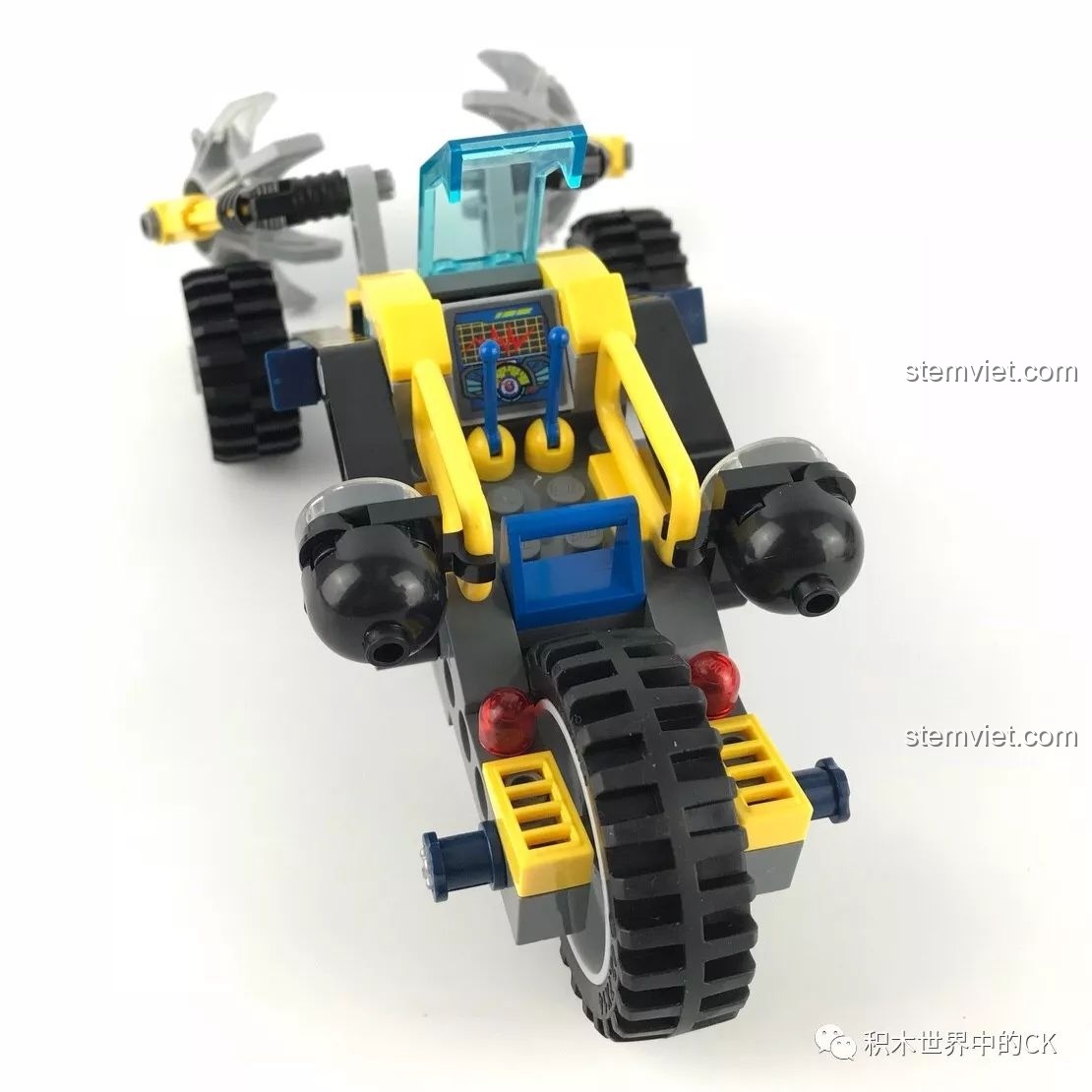 Toàn cảnh bộ lắp ghép Xe Phá Đá Tiên Phong Kyanite Squad 2403 với xe, minifigure và tinh thể.