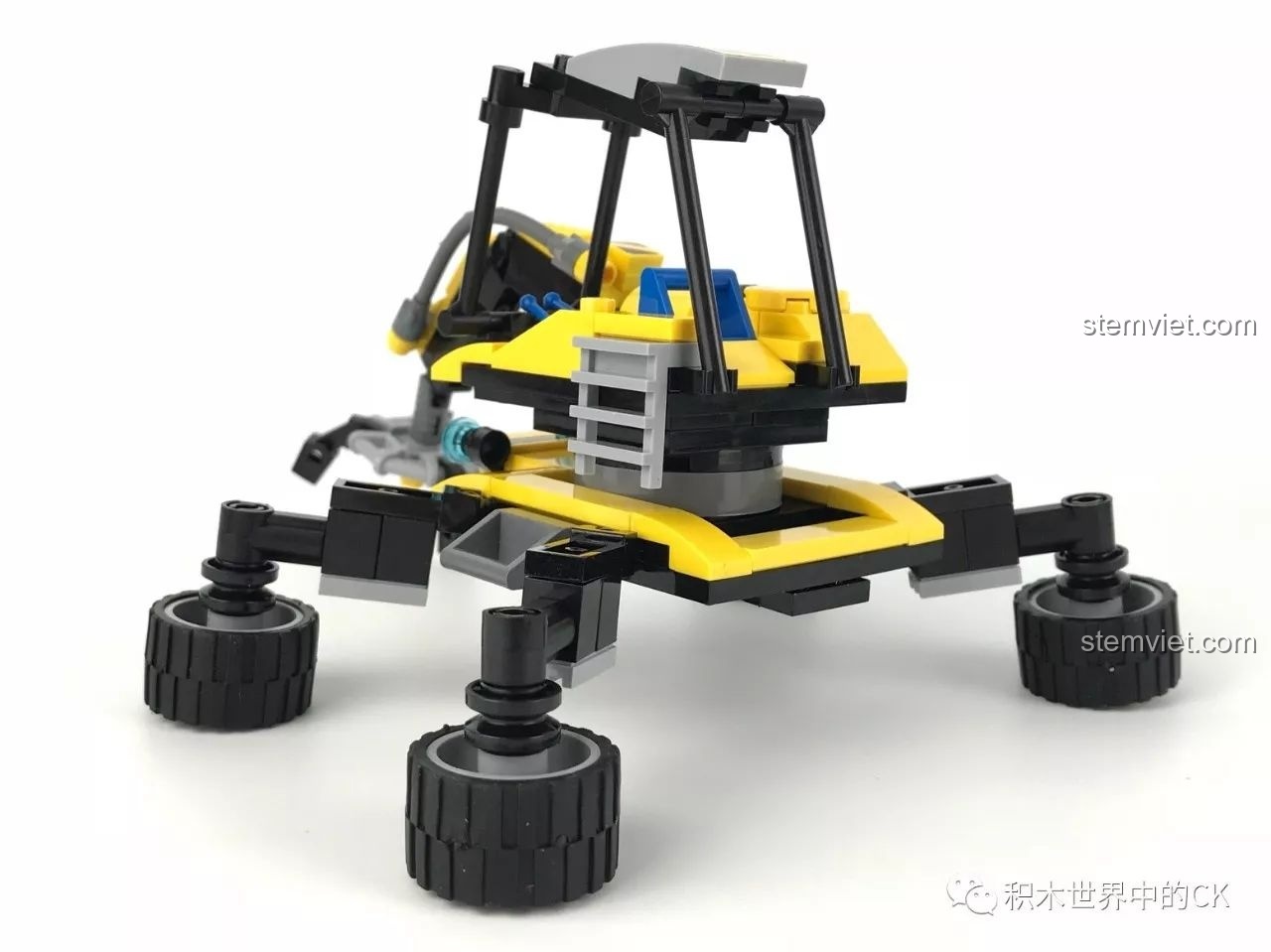 Xe Rock Sweeper 2404 ở chế độ di chuyển, bánh xe có thể xoay, bộ lắp ghép Xe Quét Đá Kyanite Squad.