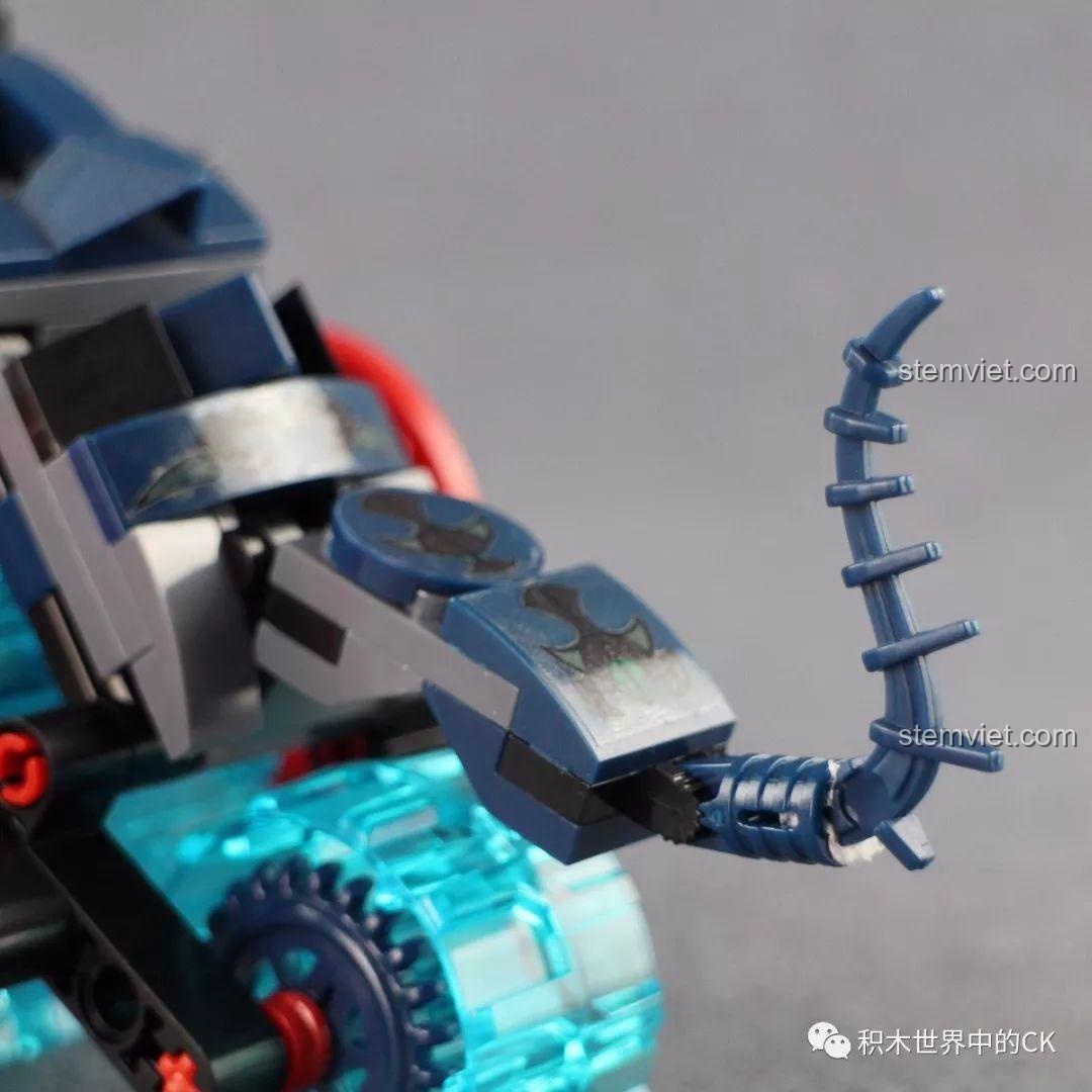 Cận cảnh lá cờ yêu quái được gắn trên Chiến Xa Hỗn Thế Ma Vương, sử dụng sticker nền trong suốt để tạo họa tiết.