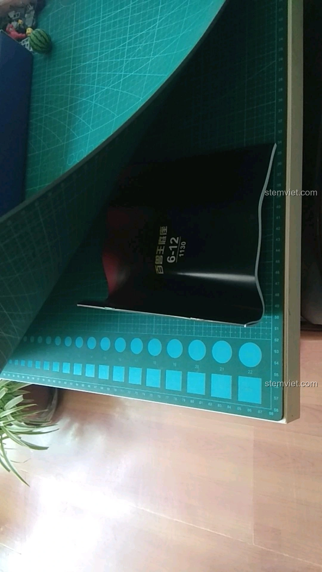 Cố gắng làm phẳng sách hướng dẫn của bộ lắp ráp Đế Trưng Bày Voltron Bách Thú Vương SY 1130 để tiện sử dụng.