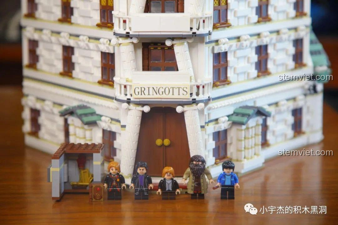 Chi tiết lan can cong của Ngân hàng Gringotts MORK 032101, có hai kiểu khác nhau.