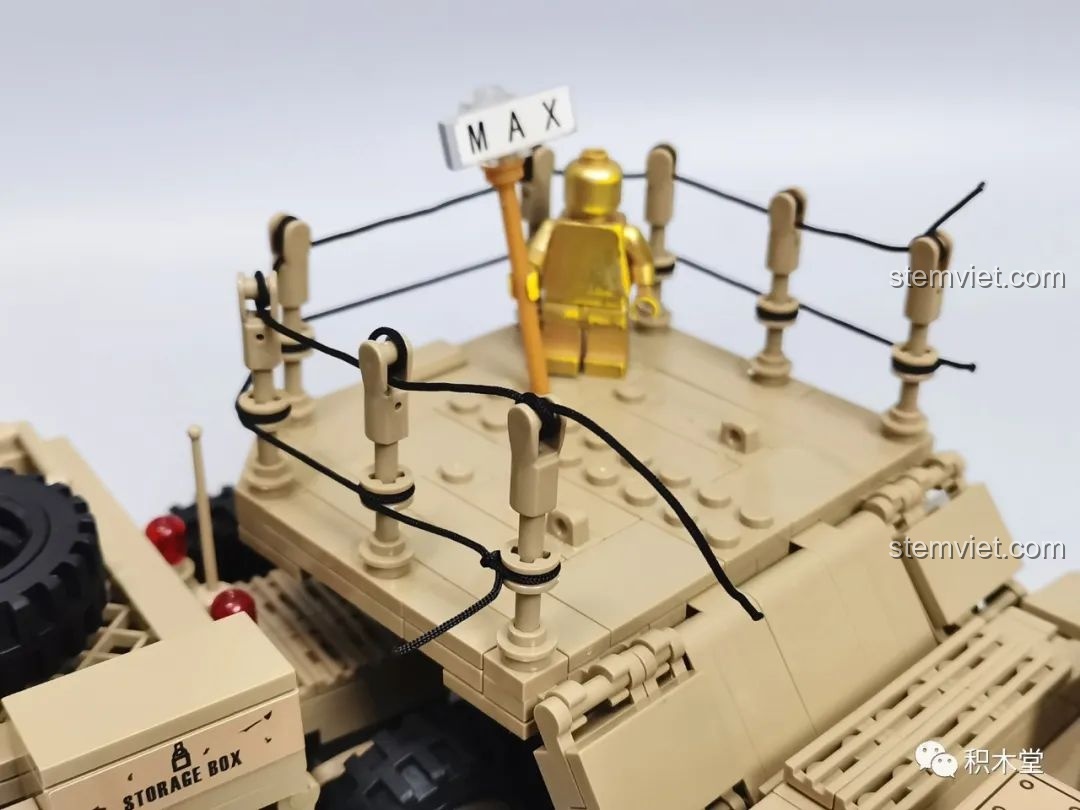 Chi tiết lan can bằng dây thừng đã hoàn thành trên bộ xếp hình Xe tải quân sự hạng nặng HEMTT.