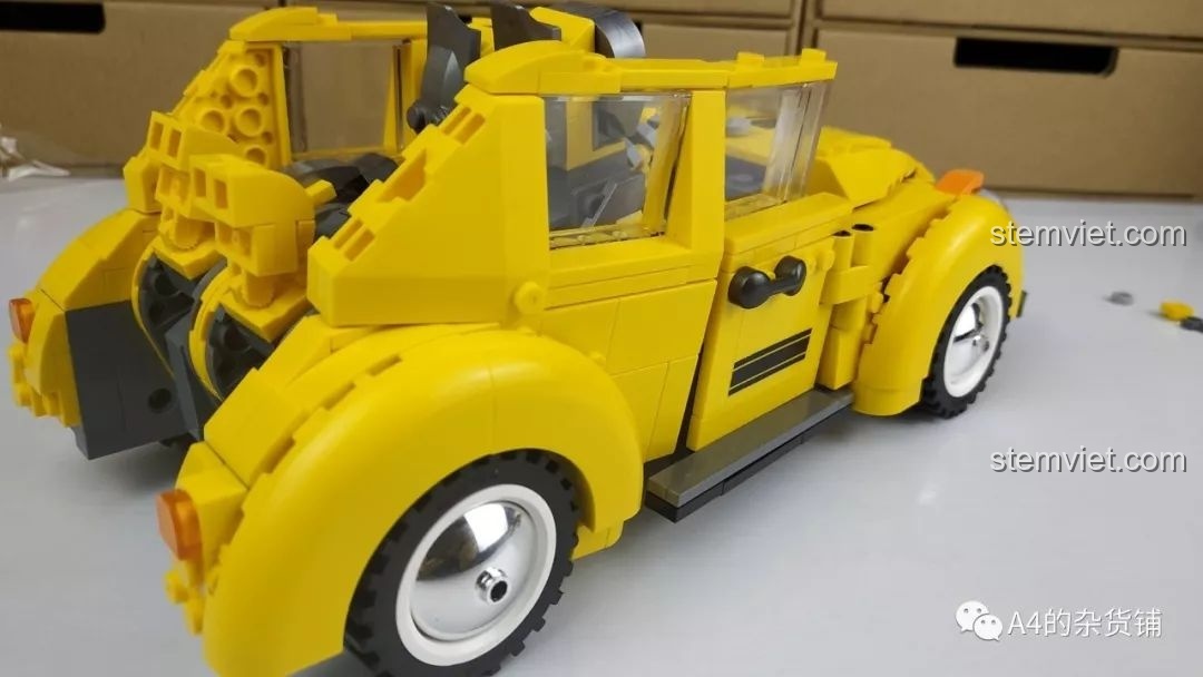 Lần đầu tiên thử biến hình Robot Đại Hoàng Phong Panlos Brick 621019 từ dạng xe sang robot, cho thấy sự khó khăn và các mảnh ghép dễ bung ra.