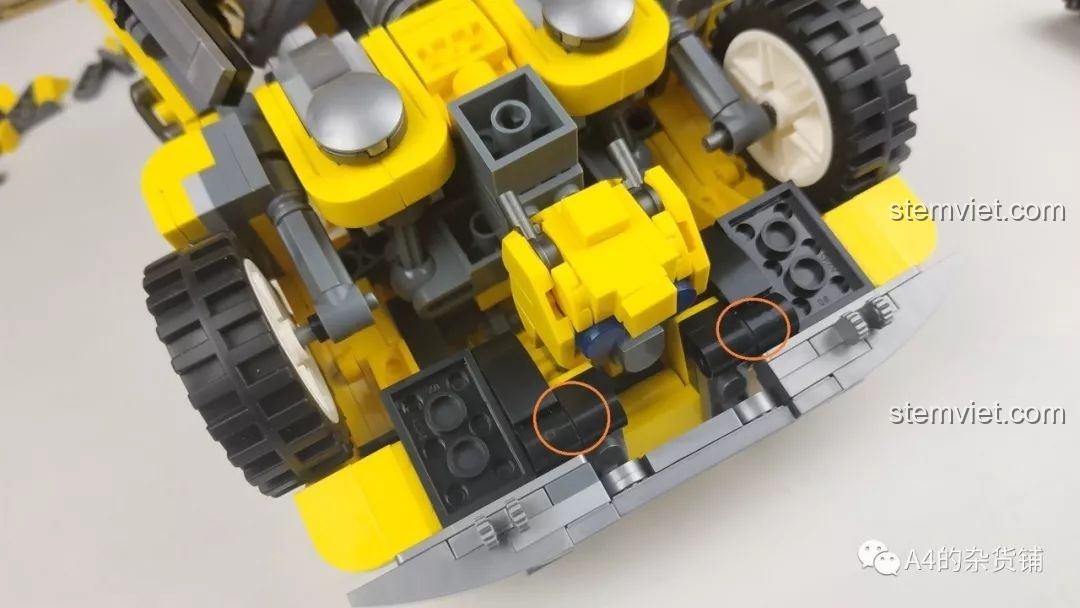 Lần thứ hai thử biến hình mô hình Bumblebee Panlos Brick 621019, vẫn gặp phải tình trạng các mảnh ghép không khớp và robot khó đứng vững.
