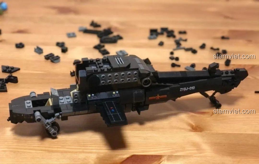 Lắp đặt bánh đáp trước của mô hình Sembo 202119 Trực thăng tấn công Z-10, với góc nghiêng chân thực.