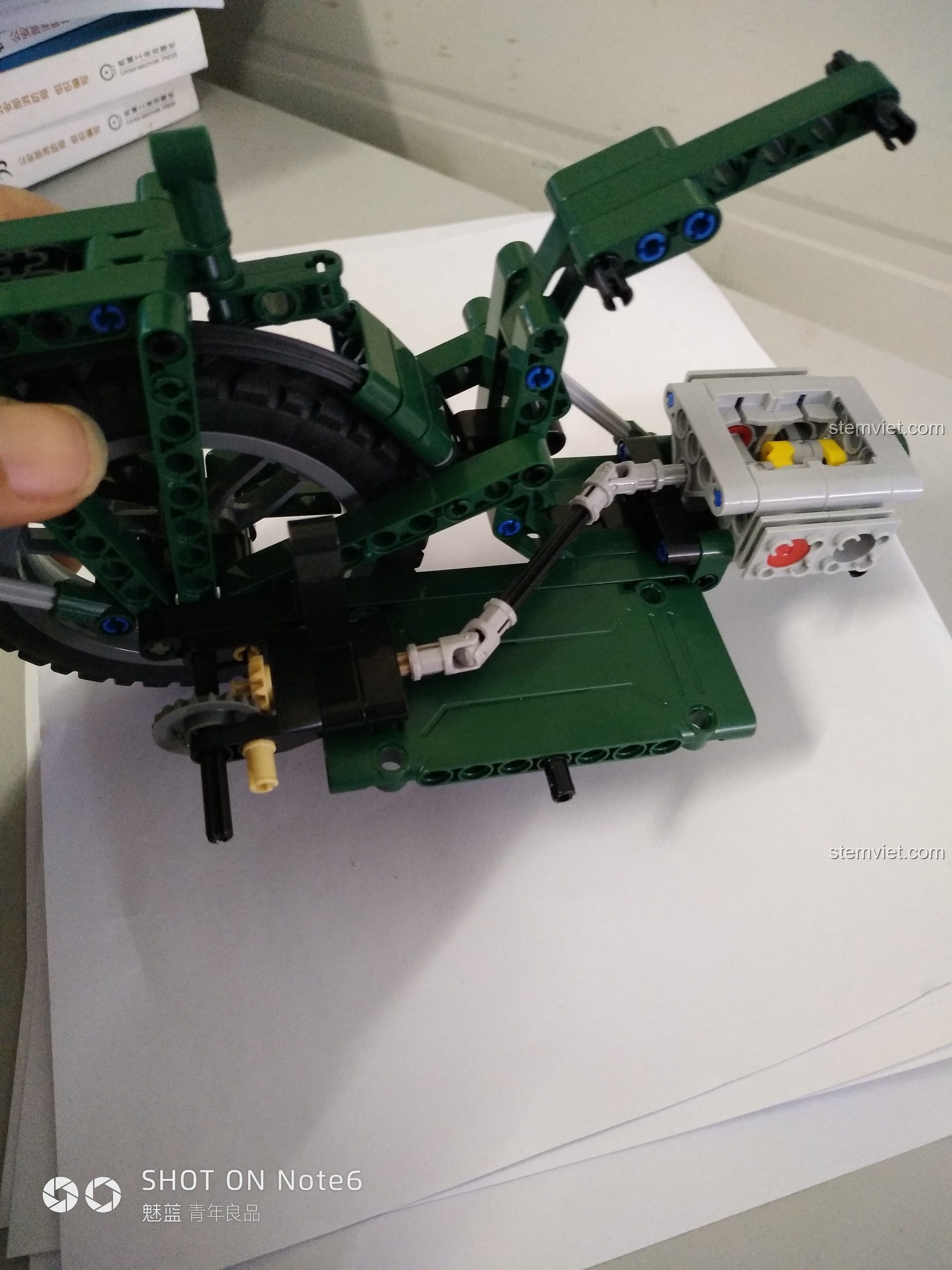 Lắp đặt bánh sau và kiểm tra độ trơn tru của hệ thống truyền động trên mô hình CaDA C51021.