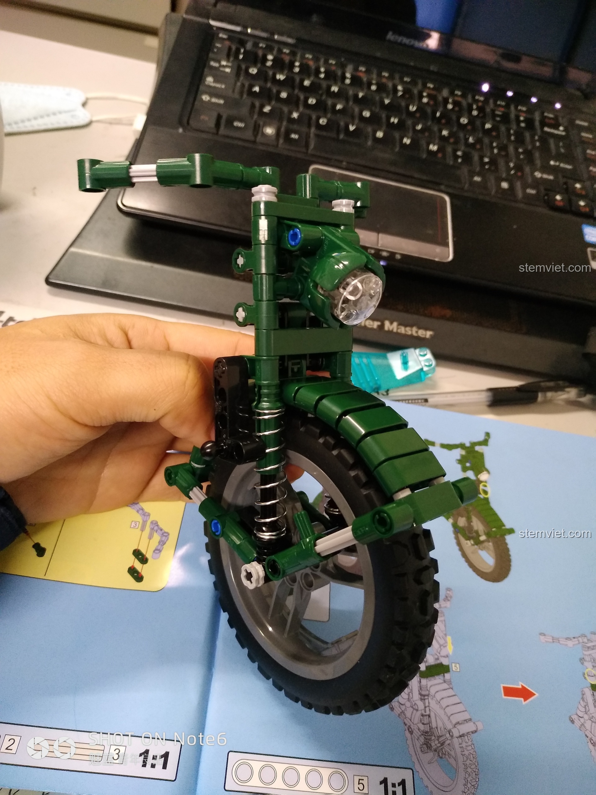 Hoàn thiện phần bánh trước của mô hình CaDA C51021 với hệ thống giảm xóc và tay lái linh hoạt.