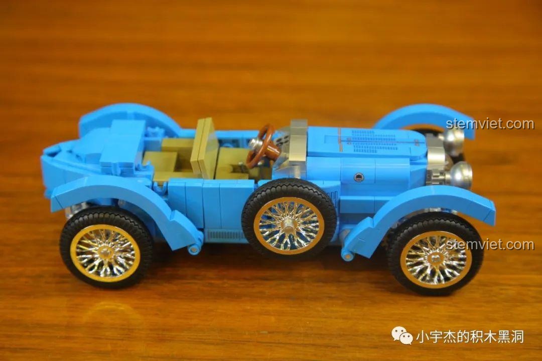 Mô hình xe Bugatti T38A SEMBO 705600 trong giai đoạn lắp bánh xe và chắn bùn, hình dáng xe đã trở nên rõ nét.