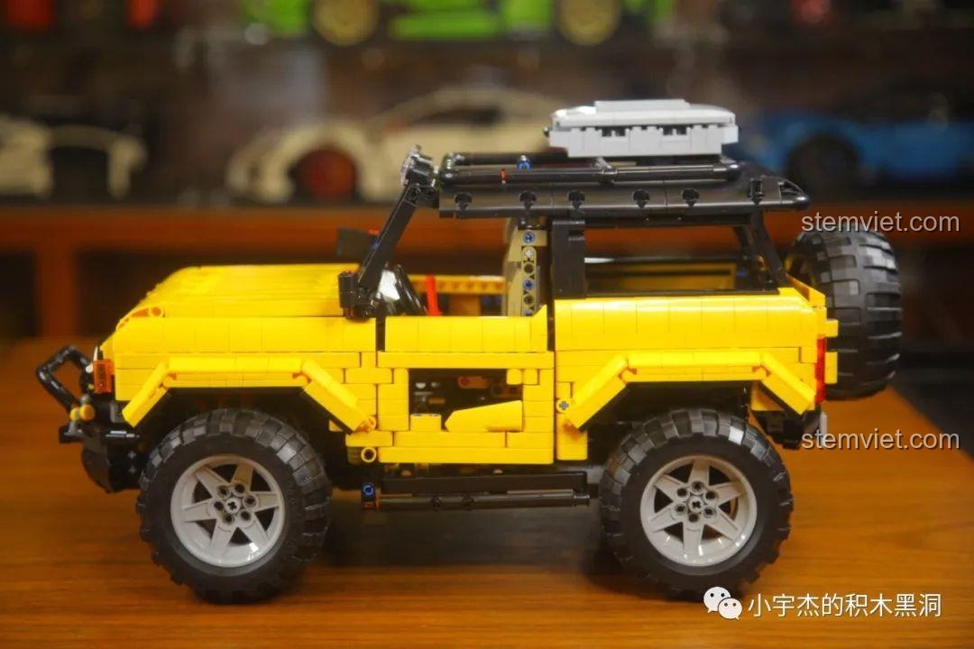 Mô hình xe Ford Bronco dã chiến MY88005 đã được lắp bánh xe hoàn chỉnh, nhìn từ bên hông.