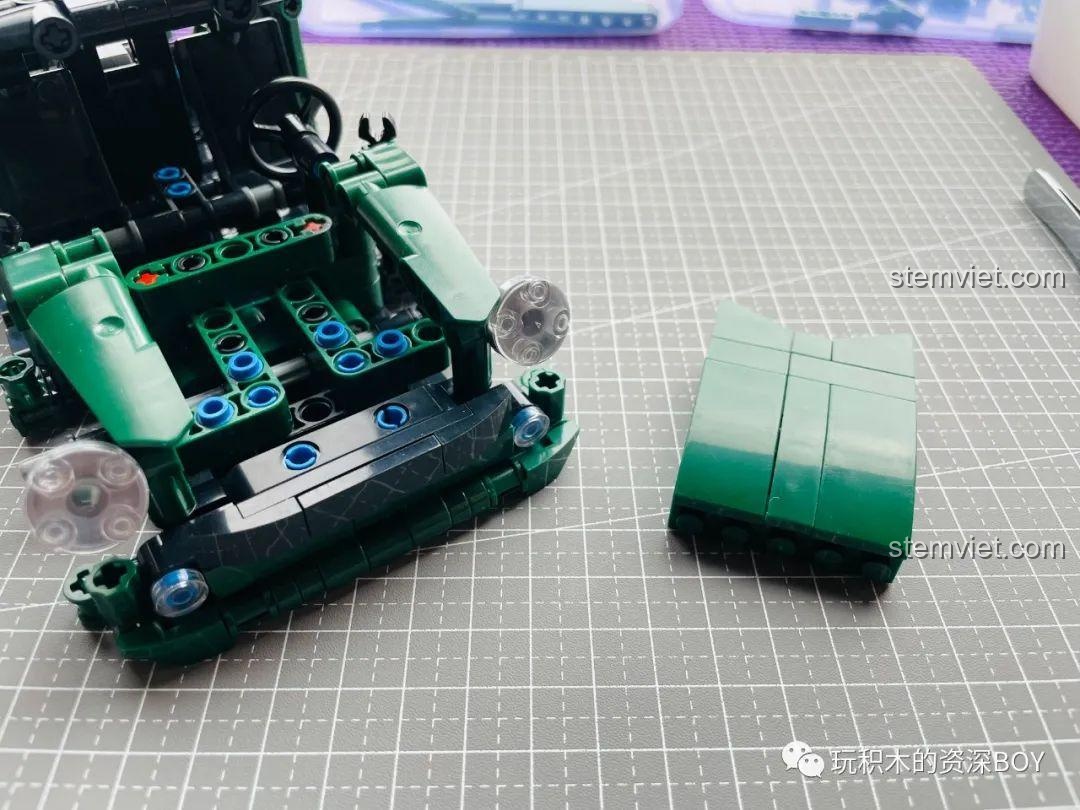 Lắp bánh xe là bước cuối cùng để hoàn thiện chiếc xe hơi Mini màu xanh lá SY 8316.