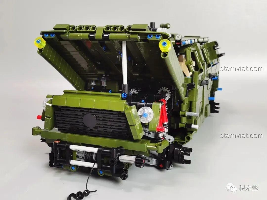 Các bánh xe của Xe Jeep Quân Sự Mạnh Mẽ Taigaole T4015 đang được lắp vào mô hình, hoàn thiện chiếc xe.