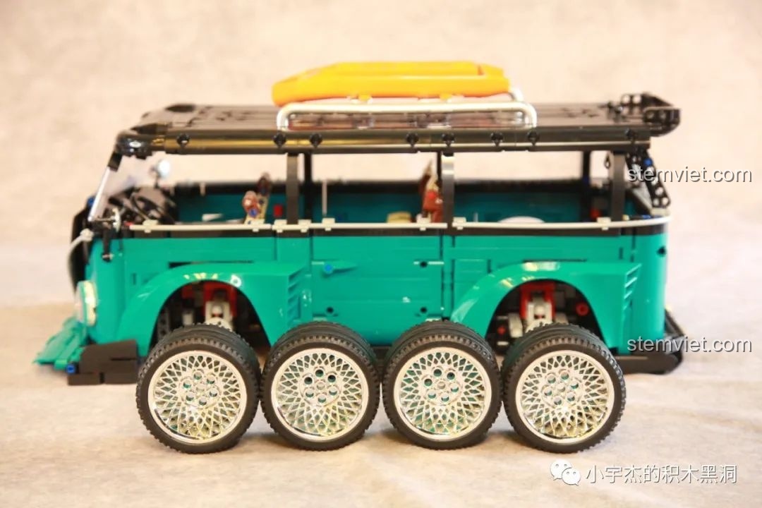 Chuẩn bị lắp bốn bánh xe mạ chrome vào mô hình xe Volkswagen T1 K Box 10510 đã hoàn thiện phần thân.