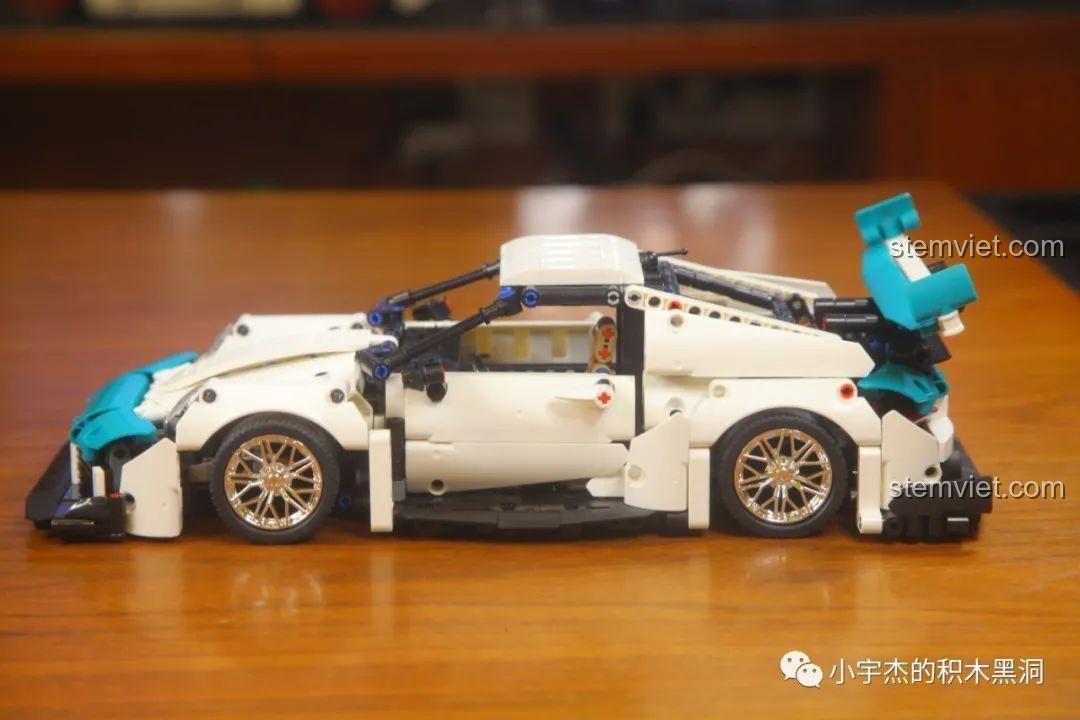 Mô hình KBOX 10214 với bánh xe đã được lắp vào, nhìn từ góc ngang.