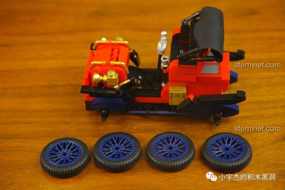 Công đoạn cuối cùng là lắp bốn bánh xe vào thân mô hình xe cổ Duryea từ bộ lắp ghép SEMBO 705400.