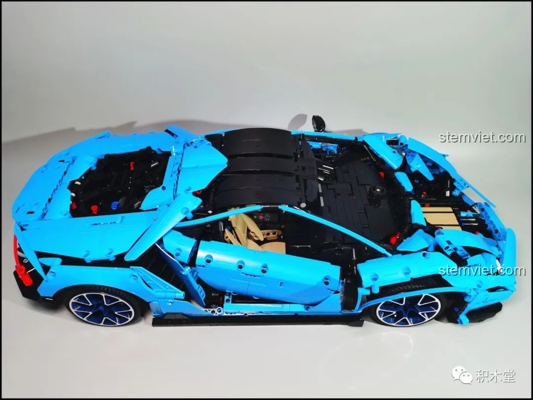 Lắp bánh xe vào bộ xếp hình Siêu bò Lamborghini Centenario do thân xe quá nặng.