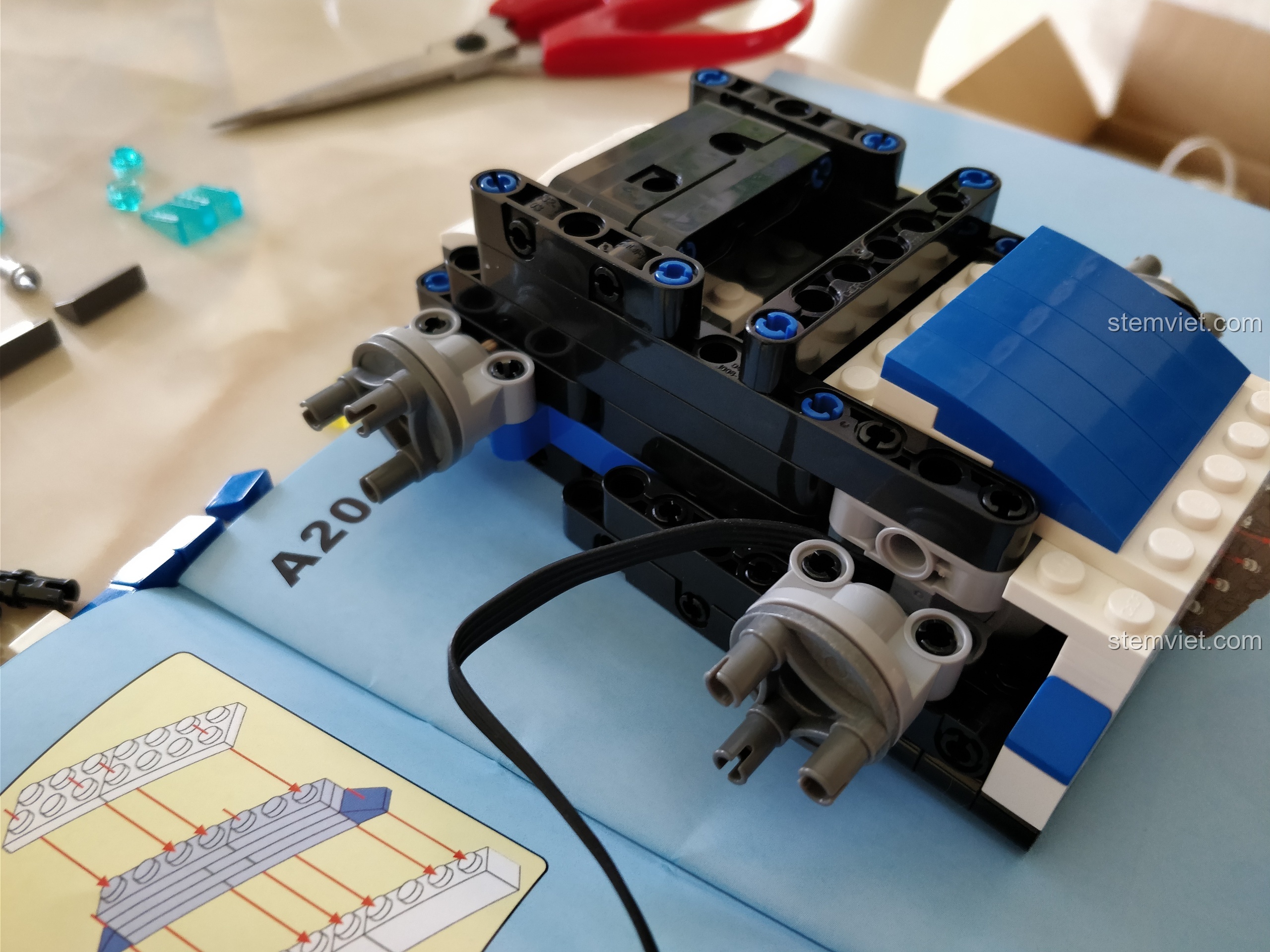 Khung gầm Robot DADA C51028 sau khi được lắp hoàn chỉnh bốn bánh xe cao su.