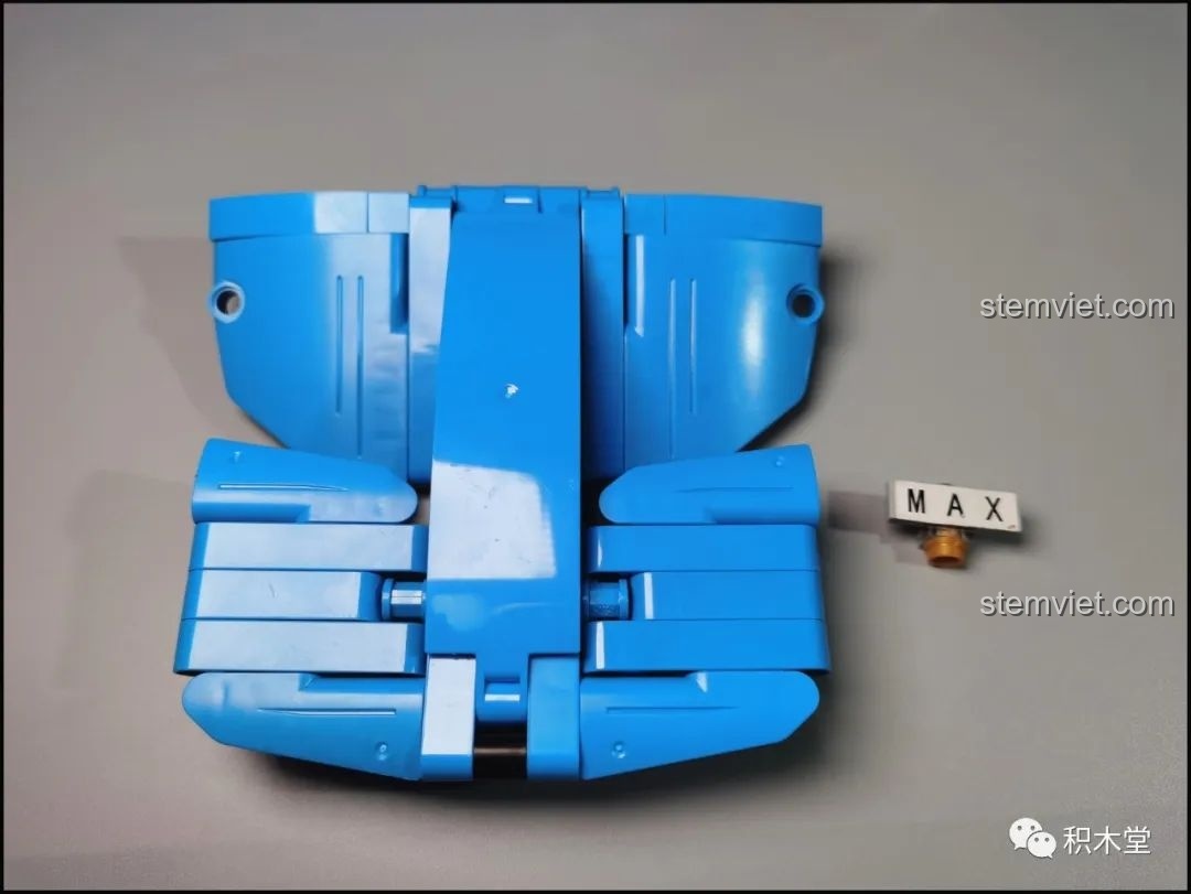 Lắp bánh xe vào thân xe của bộ lắp ráp Lamborghini Centenario 'Bò Thế Kỷ' để dễ dàng thao tác.