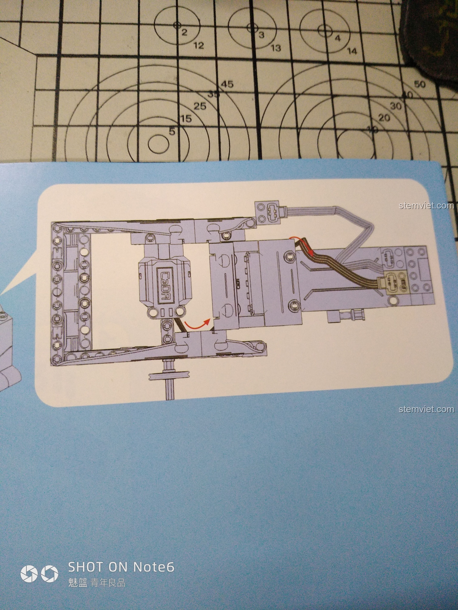 Lắp đặt bộ nhận tín hiệu điều khiển từ xa vào phía trước của thùng xe một cách khéo léo và gọn gàng.