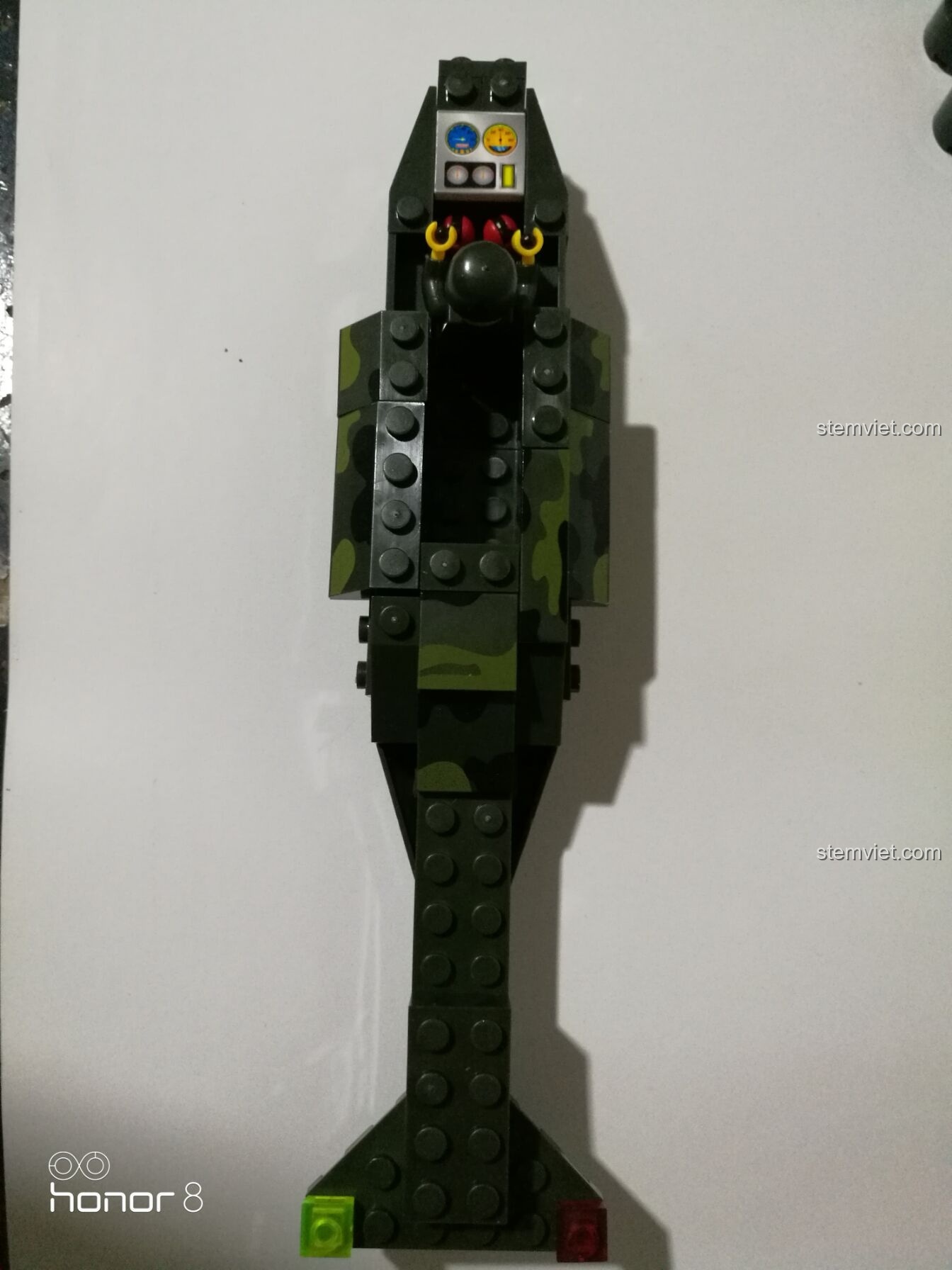 Bảng điều khiển và ghế ngồi của phi công được lắp đặt vào khoang lái của mô hình máy bay quân sự Enlighten 275.