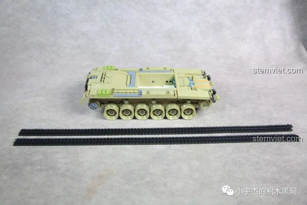 Quá trình lắp đặt bánh xích vào thân xe tăng M60 Magach của bộ PanlosBrick 632004.