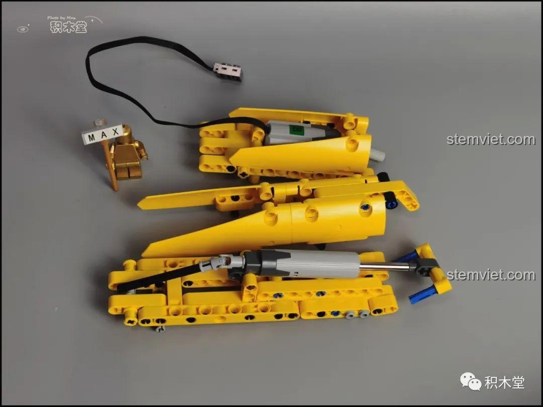 Quá trình lắp đặt cần cẩu và hệ thống thủy lực của máy xúc Taigaole T4001.