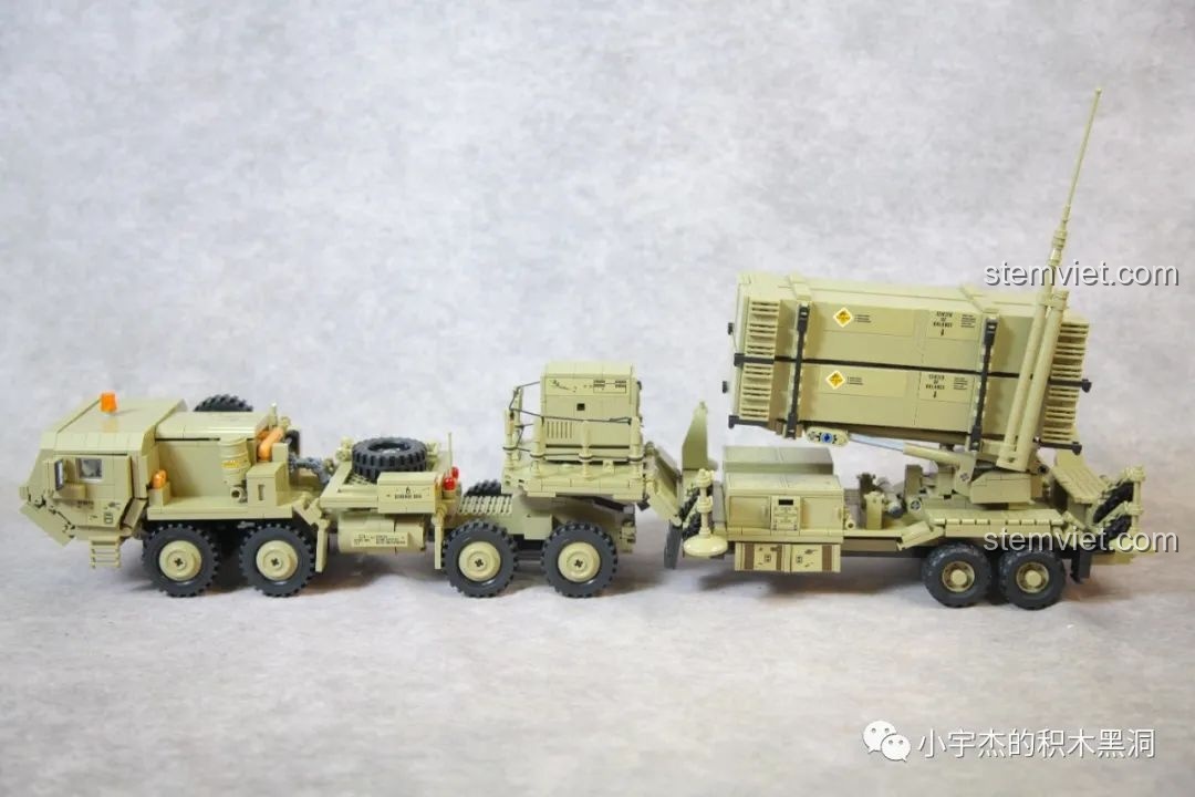 Cụm ống phóng tên lửa được lắp đặt lên bệ xoay trên rơ-moóc, hoàn thiện mô hình Xe Tải Tên Lửa M983.