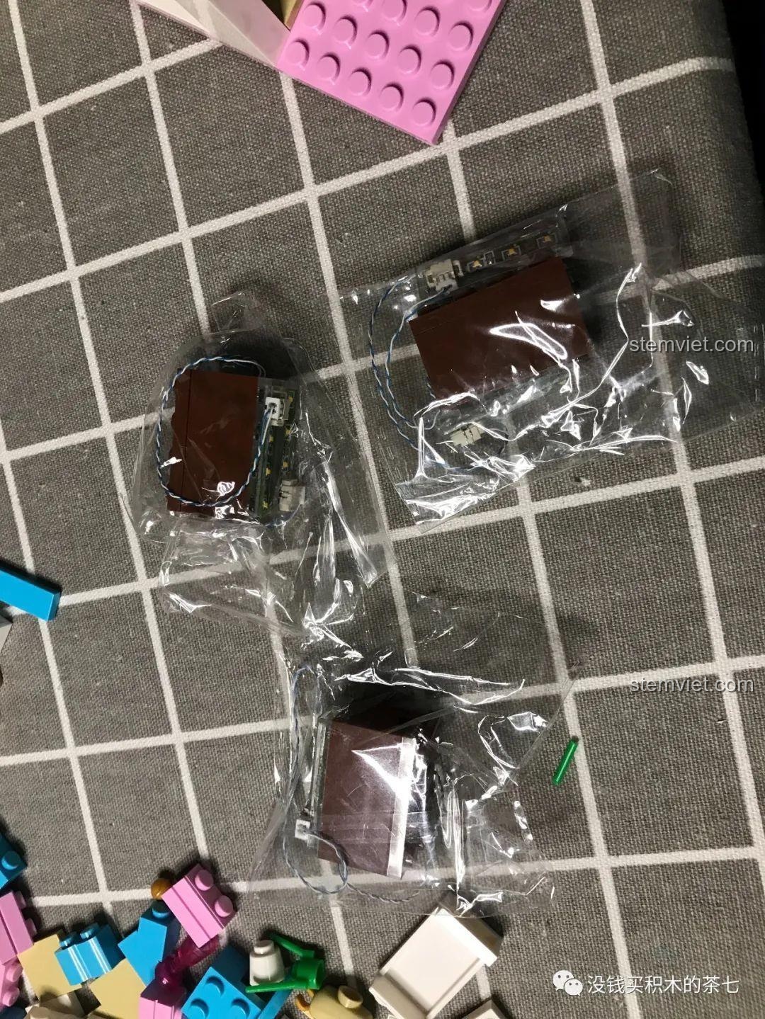 Quá trình lắp đặt dây đèn LED vào tường của phòng ngủ trong bộ đồ chơi SEMBO 604003.