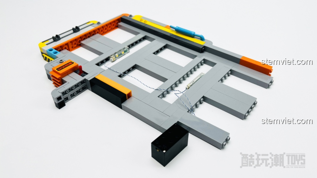 Lắp đặt hệ thống đèn LED vào bên trong khung đế của mô hình Trạm Cơ Sở Giày Sneaker.