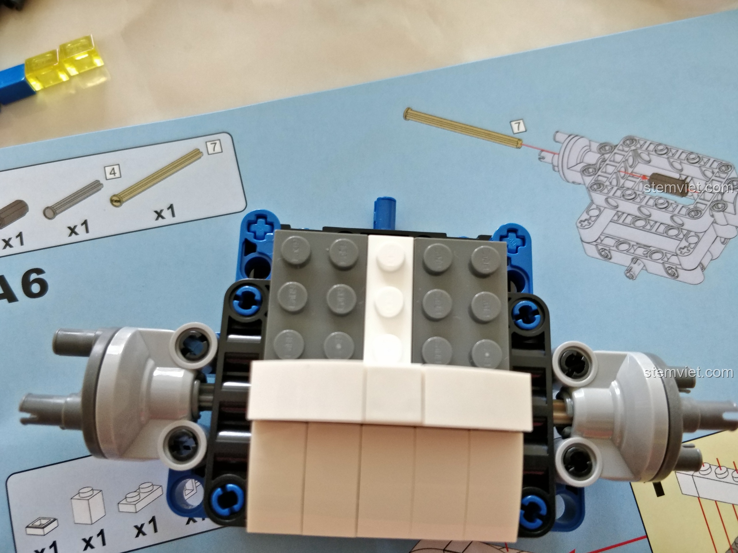 Lắp đặt động cơ L vào một bên của khung gầm Robot DADA C51028.