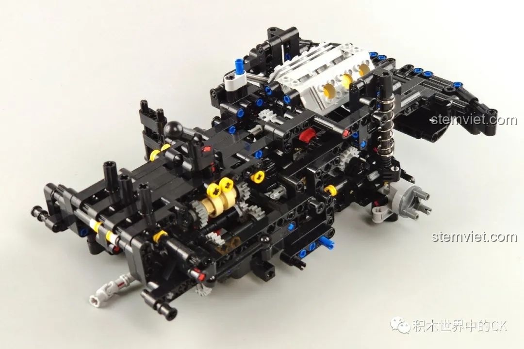 Khung gầm xe địa hình Jeep Wrangler đang được xây dựng với khối động cơ V6 mô phỏng đã được lắp đặt.