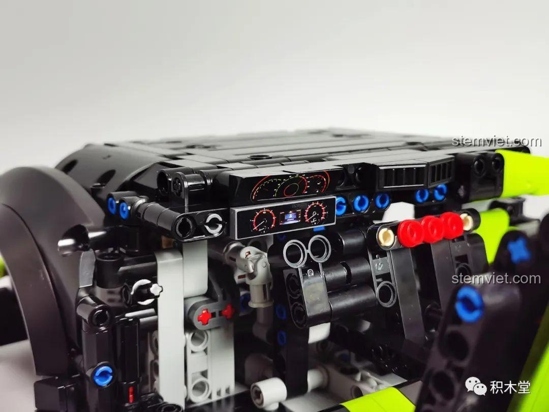 Lắp đặt khối động cơ V8 vào khung xe của mô hình Siêu xe Audi RS6 Avant T5023.