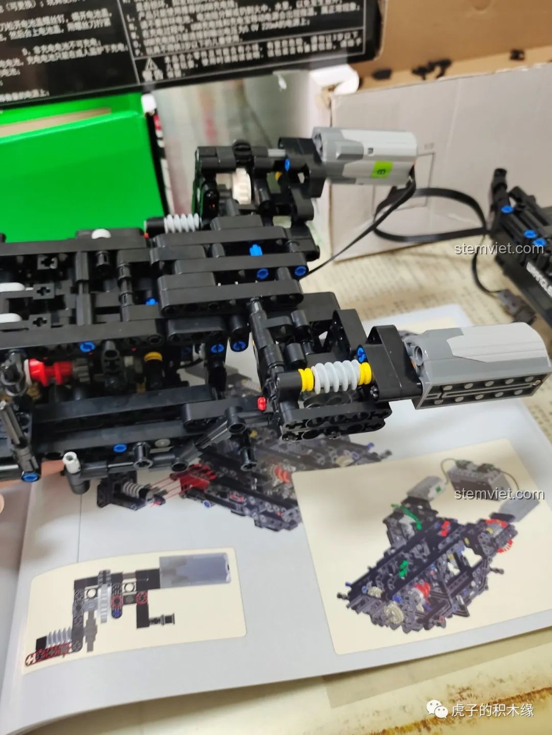 Lắp đặt các động cơ vào khung gầm xe Mould King 13124D, một công đoạn đòi hỏi sự chính xác.