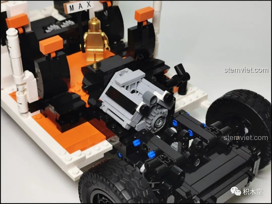 Lắp đặt khối động cơ V8 vào khung xe Humvee C61027, một bước quan trọng trong việc hoàn thiện mô hình.