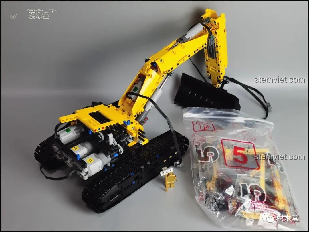 Lắp đặt gầu đào cho máy xúc Taigaole T4001, hoàn thiện mô hình.