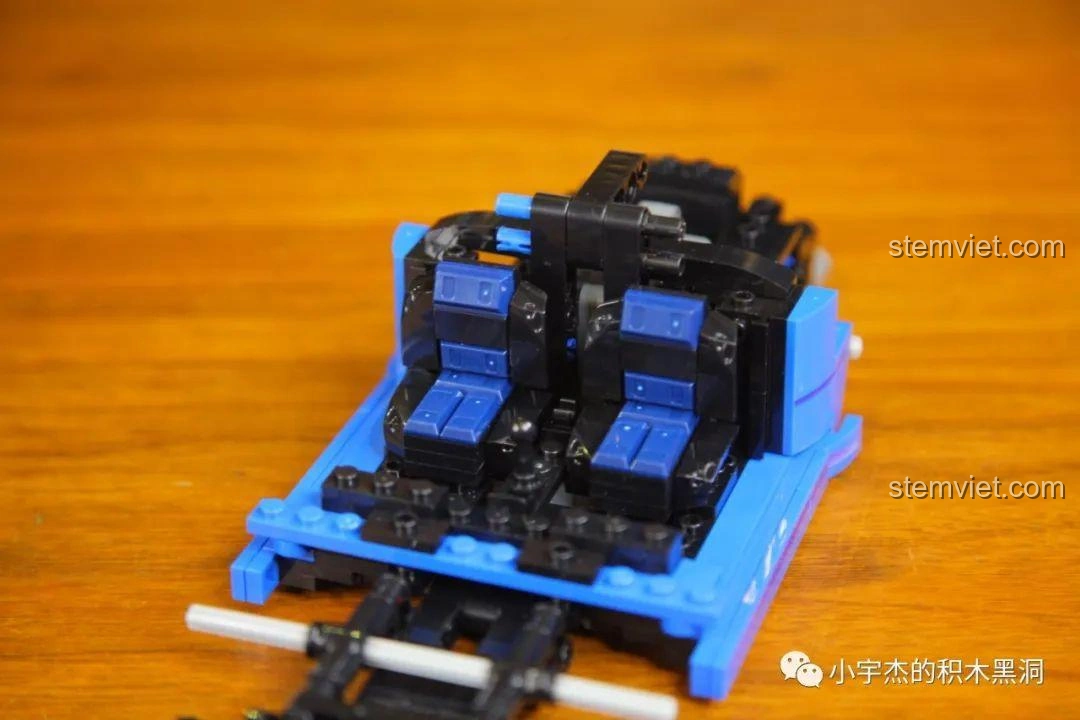 Ghế ngồi đã được lắp đặt vào khung xe của bộ lắp ráp Jia Zhi 8408 Subaru Impreza.