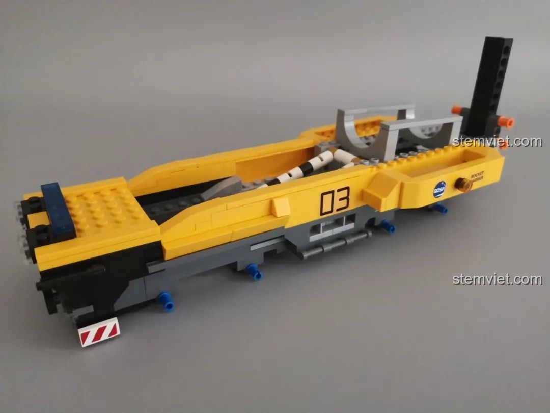 Hoàn thiện phần thân trên của xe tải với giá đỡ cong trong bộ xếp hình Xe phóng tên lửa cho bé 6 tuổi.