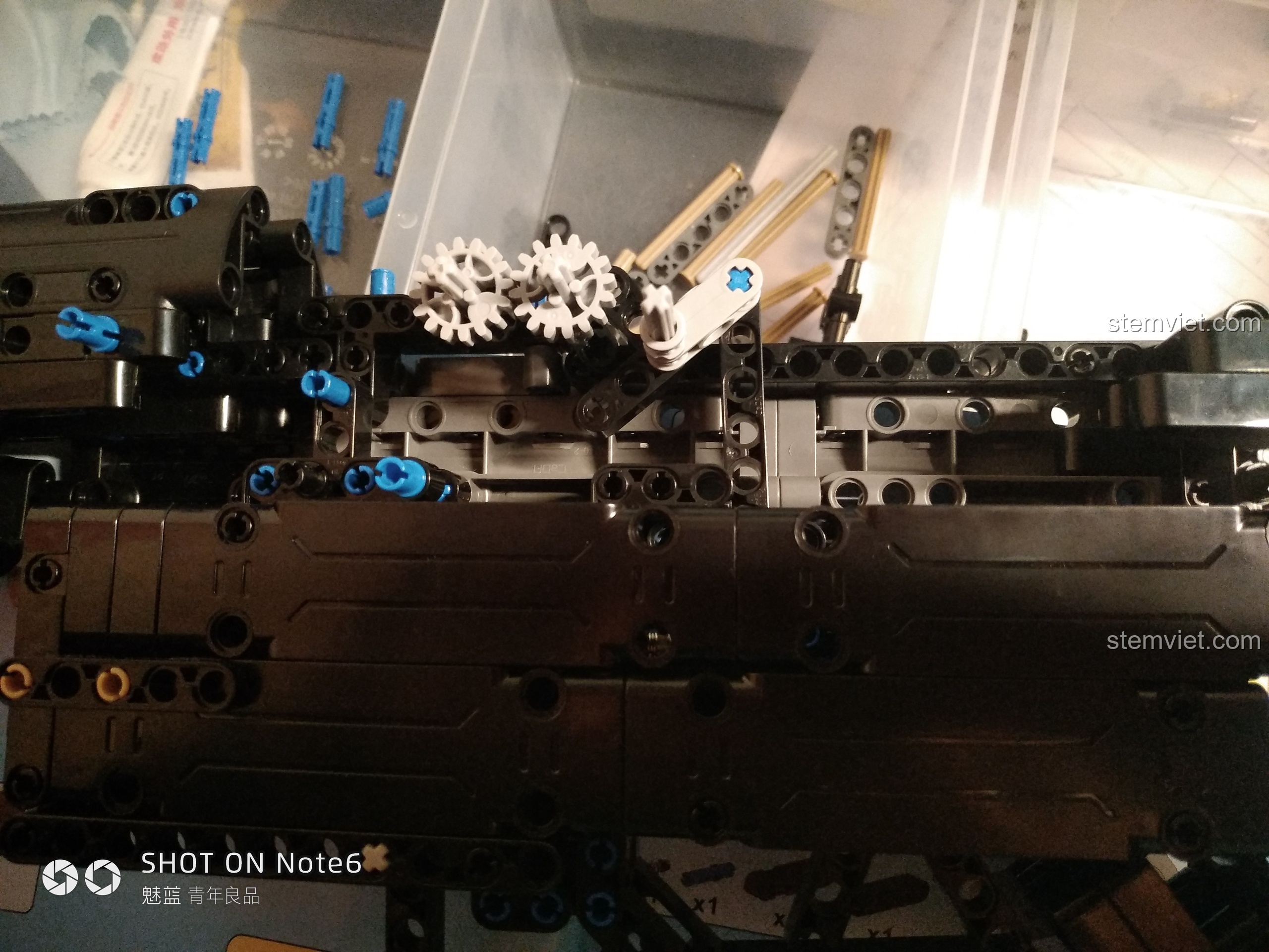 Lắp đặt hệ thống bánh răng của đồ chơi mô hình Khẩu súng tiểu liên MP5 C81006, một bài học về cơ khí cho trẻ.