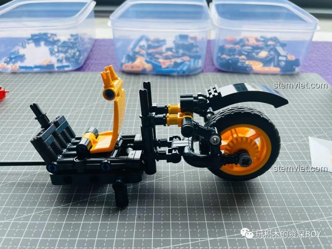 Lắp đặt khoang pin và yên xe cho bộ lắp ráp xe điện ZHEGAO QL1268.