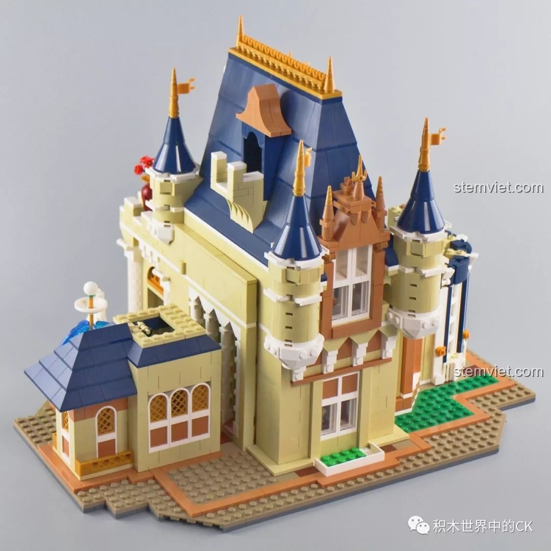 Lắp đặt phần mái chính màu xanh lam cho bộ lắp ráp Tòa lâu đài nguy nga Mould King 13132.