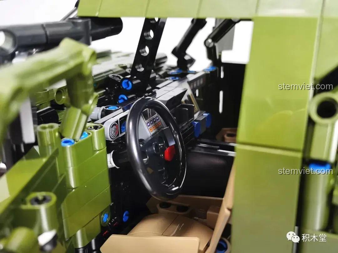 Cận cảnh vị trí lắp đặt motor M trong Xe Jeep Quân Sự Mạnh Mẽ Taigaole T4015, với thiết kế