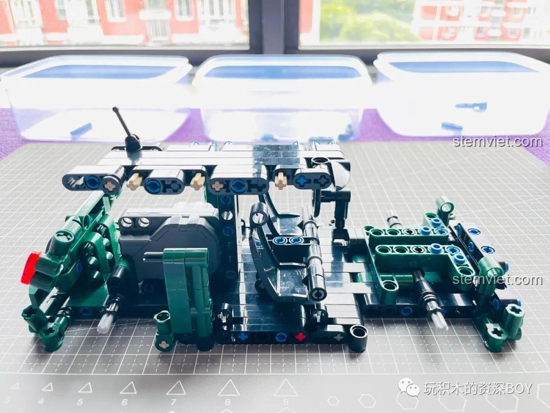 Lắp đặt nắp capo và các chi tiết đầu xe màu xanh lá cho mô hình SY 8316.