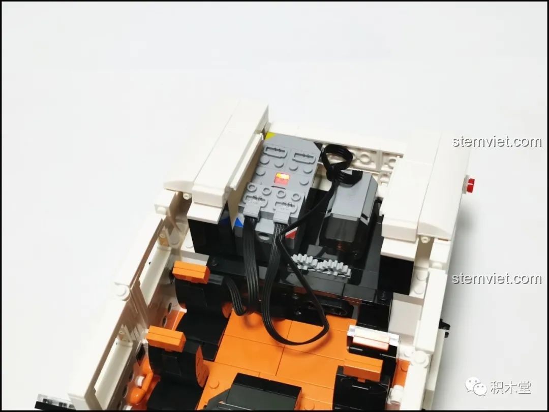 Bộ động cơ và nhận tín hiệu được lắp đặt gọn gàng vào khoang sau của xe Humvee C61027.