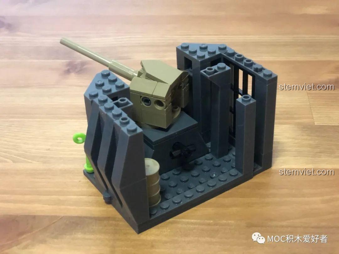 Lắp đặt pháo chính vào tháp pháo của bộ đồ chơi xếp hình Boong-ke phòng thủ D-Day 0861.
