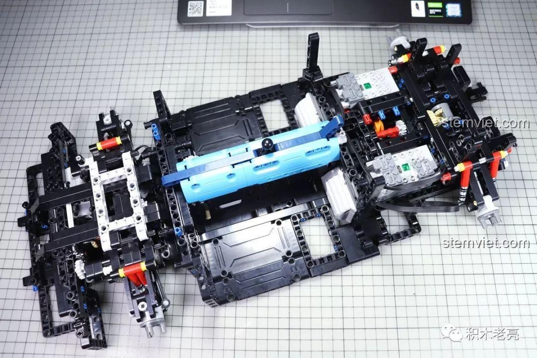 Lắp đặt pin và các bộ phận điện tử vào khoang xe của mô hình Lamborghini Aventador SVJ Roadster LZ2101. Hướng dẫn lắp ráp Lezhuang LZ2101.